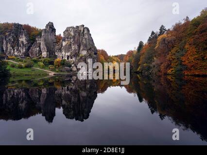 Horn-Bad Meinberg, Externsteine im Herbst, Blick über den Wiembecketeich Foto Stock