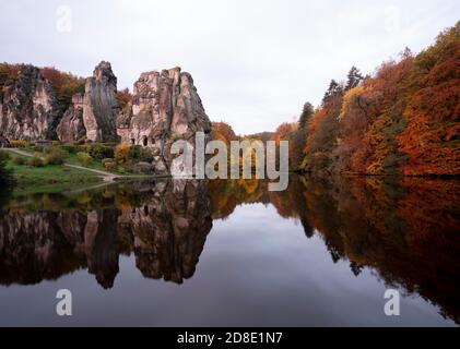 Horn-Bad Meinberg, Externsteine im Herbst, Blick über den Wiembecketeich Foto Stock