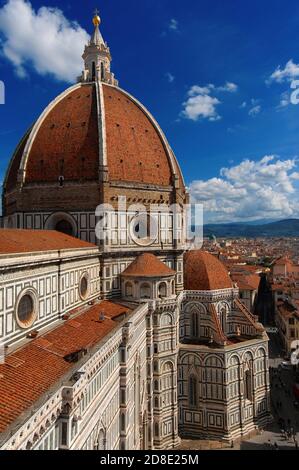 Vista sulla splendida cupola di Santa Maria del Fiore a Firenze con i turisti in cima, costruita dall'architetto italiano Brunelleschi Foto Stock