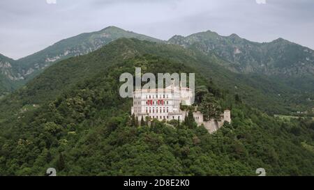 Veduta aerea di un castello sulle colline venete, a nord d'Italia, circondato da un bosco verde e denso Foto Stock