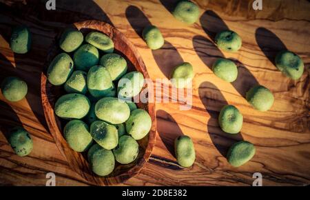 noci di wasabi piccanti su legno d'oliva Foto Stock