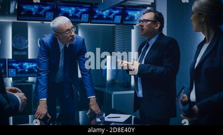 Team di politici, funzionari governativi, dirigenti aziendali hanno acceso il dibattito mentre si è al tavolo negoziale della Conferenza Foto Stock