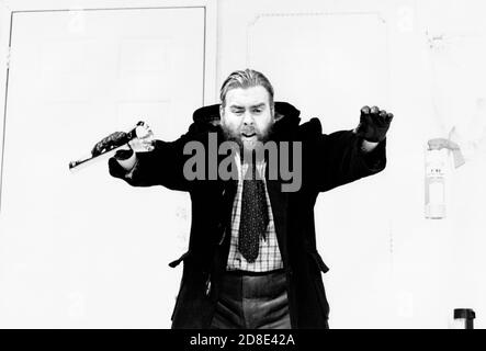 Timothy Spall (Vic) in SMELLING A RAT scritto e diretto da Mike Leigh all'Hampstead Theatre, Londra NW3 06/12/1988 design: Eve Stewart Lighting: Kevin Sleep Foto Stock