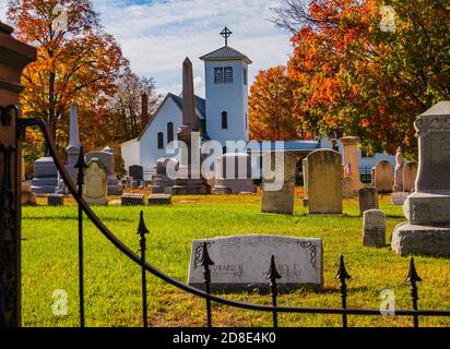 Un cimitero chiesa villaggio in autunno in New England Foto Stock