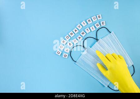 L'iscrizione viene messa in quarantena su sfondo blu e giallo. Maschere di protezione per uso medico. Protezione contro virus, coronavirus, influenza, raffreddori, malattie. SEL Foto Stock