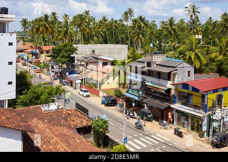 Mirissa, Sri Lanka - 25 dicembre 2019: Strada principale di Mirissa, una delle migliori destinazioni di spiaggia dello Sri Lanka. Foto Stock