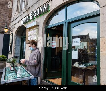 Il membro del personale indossa una maschera al pub Innis & Gunn Brewery Taproom durante le restrizioni Covid-19, The Shore, Leith, Edinburgh, Scotland, UK Foto Stock