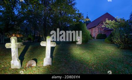 Prerow, Germania. 20 Ott 2020. Di fronte al Seemannskirche di Prerow si trovano tre croci. Sul sito si trova il cimitero più antico del Darss con lapidi del XVIII e XIX secolo. Tra di loro ci sono anche diverse tombe del capitano. Credit: Stefano Nosini/dpa-Zentralbild/ZB/dpa/Alamy Live News Foto Stock