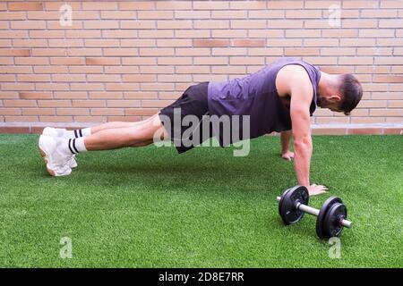 Bell'sportivo durante i suoi tiri di allenamento all'aperto Foto Stock