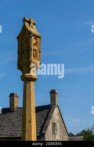 Dettaglio della cima del memoriale di guerra situato sul villaggio verde, Guiting Power, Gloucestershire, Inghilterra Foto Stock