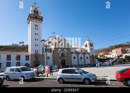 CANDELARIA, TENERIFE, CANARIE, SPAGNA-CIRCA JAN, 2016: Costruzione e la torre della Basilica del Santuario reale Mariano di nostra Signora di Candelaria. Vista tra Foto Stock