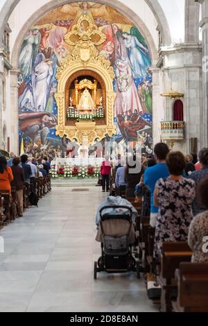 CANDELARIA, TENERIFE, CANARIE, SPAGNA-CIRCA JAN, 2016: Il culto pubblico è all'interno della Basilica del Santuario reale Mariano di nostra Signora di Candelaria. Esso Foto Stock