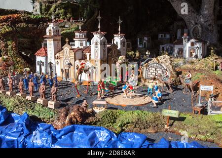 CANDELARIA, TENERIFE, CANARIE, SPAGNA-CIRCA JAN, 2016: Installazione di mache di carta modello storico della città. I visitatori guardano la scena su scala ridotta. La B Foto Stock