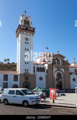 CANDELARIA, TENERIFE, CANARIE, SPAGNA-CIRCA JAN, 2016: Costruzione e la torre della Basilica del Santuario reale Mariano di nostra Signora di Candelaria. Vista tra Foto Stock