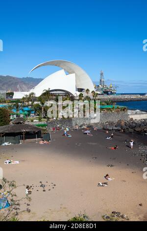 SANTA CRUZ, TENERIFE, CANARIE, SPAGNA - CIRCA JAN, 2016: Piccola spiaggia di sabbia si trova vicino all'edificio Auditorio de Tenerife. Il più riconoscibile e più ph Foto Stock