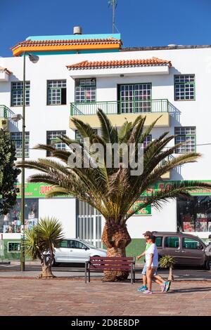 CANDELARIA, TENERIFE, CANARIE, SPAGNA-CIRCA JAN, 2016: Strade colorate con piccoli edifici e palme è in città. Candelaria, anche Villa Mariana Foto Stock