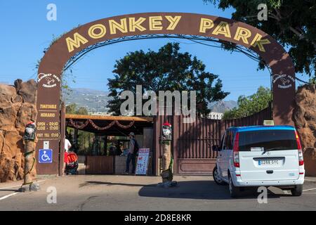 LOS CRISTIANOS, TENERIFE, SPAGNA - CIRCA JAN, 2016: Ingresso del piccolo zoo il Parco delle scimmie. Il Parco delle scimmie è un centro internazionale di allevamento per l'enda Foto Stock