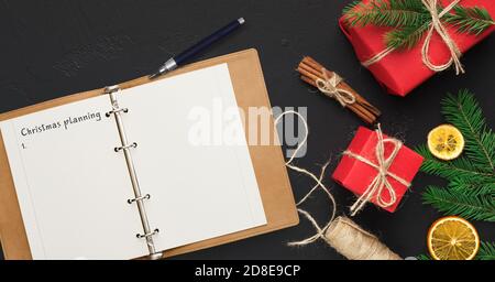 Natale pianificazione sfondo con Notepad e regali di vacanza decorato con Ramo di pino Foto Stock