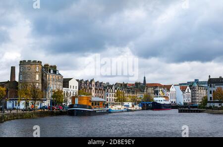 Chiatte ormeggiate e Ocean Mist nave galleggiante hotel sulle acque del fiume Leith in autunno, la Shore, Edimburgo, Scozia, Regno Unito Foto Stock