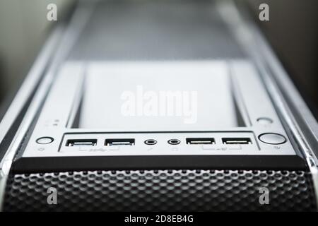 Custodia per PC tower con prese di connessione usb, pulsanti di accensione e ripristino, vista ravvicinata Foto Stock