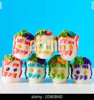 Day of the Dead Sugar Skulls on Blue Foto Stock