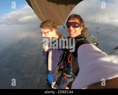 Selfie paracadutismo in tandem con bella donna Foto Stock