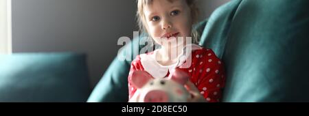 Un bambino affascinante sul divano Foto Stock