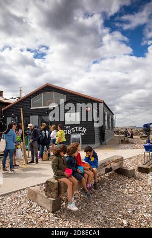 Regno Unito, Kent, Whitstable, Harbour, ristorante Lobster Shack, clienti in coda a pranzo Foto Stock
