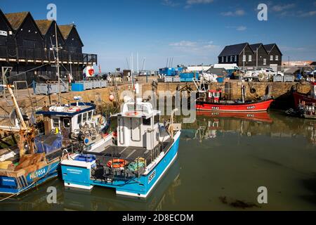 Regno Unito, Kent, Whitstable, porto, barche da pesca locali Foto Stock