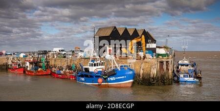 Regno Unito, Kent, Whitstable, Porto, barche da pesca ormeggiate, panoramico Foto Stock
