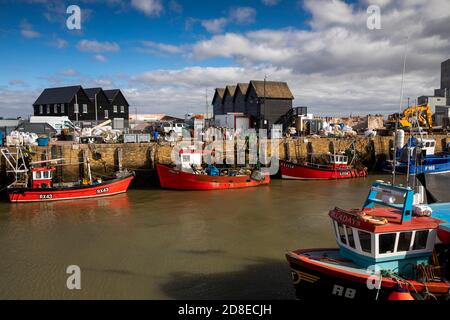 Regno Unito, Kent, Whitstable, porto, barche da pesca ormeggiate al molo Foto Stock