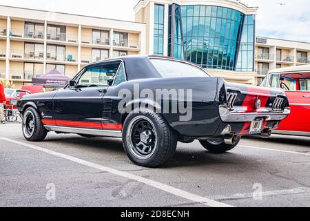 Tybee Island, GA - 3 ottobre 2020: 1967 Ford Mustang hardtop coupé ad una mostra locale di auto. Foto Stock