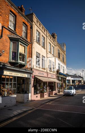 Regno Unito, Kent, Whitstable, Harbour Street, negozi vicino all'entrata del porto Foto Stock