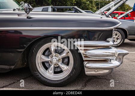 Tybee Island, GA - 3 ottobre 2020: 1958 Buick Super Riviera hardtop coupé ad una mostra locale di auto. Foto Stock