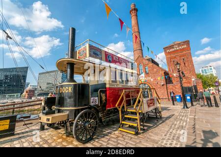 Un autobus a vapore riutilizzato come furgone per gelati accanto al pub Pump House nell'Albert Dock, Liverpool. Foto Stock