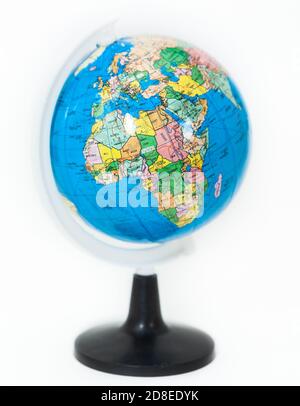 Globo di plastica con continente africano in primo piano, uno sfondo bianco Foto Stock