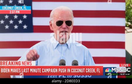 Coconut Creek, Florida, Stati Uniti. 29 Ott 2020. Schermata dalla copertura MSNBC del candidato democratico per il presidente, Vice President JOE BIDEN, che tiene un raduno di guida socialmente distanziato a Coconut Creek, Florida. Credit: MSNBC/ZUMA Wire/Alamy Live News Foto Stock