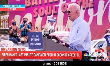 Coconut Creek, Florida, Stati Uniti. 29 Ott 2020. Schermata dalla copertura MSNBC del candidato democratico per il presidente, Vice President JOE BIDEN, che tiene un raduno di guida socialmente distanziato a Coconut Creek, Florida. Credit: MSNBC/ZUMA Wire/Alamy Live News Foto Stock