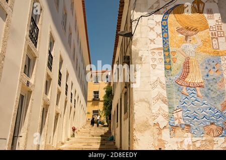 Tetti e splendida architettura nel quartiere Alfama di Lisbona, Portogallo, Europa. Foto Stock