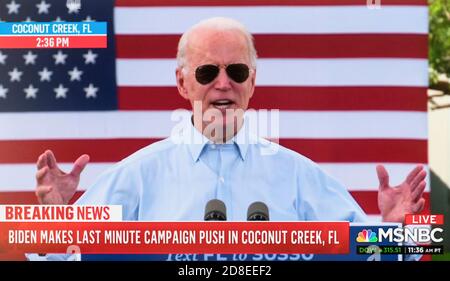 Coconut Creek, Florida, Stati Uniti. 29 Ott 2020. Schermata dalla copertura MSNBC del candidato democratico per il presidente, Vice President JOE BIDEN, che tiene un raduno di guida socialmente distanziato a Coconut Creek, Florida. Credit: MSNBC/ZUMA Wire/Alamy Live News Foto Stock