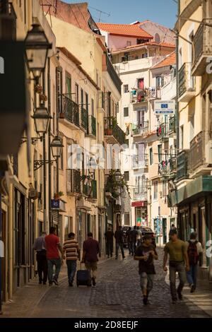 Strade strette e splendida architettura nel quartiere Alfama di Lisbona, Portogallo, Europa. Foto Stock