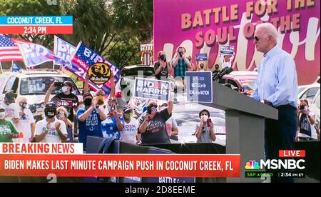 Coconut Creek, Florida, Stati Uniti. 29 Ott 2020. Schermata dalla copertura MSNBC del candidato democratico per il presidente, Vice President JOE BIDEN, che tiene un raduno di guida socialmente distanziato a Coconut Creek, Florida. Credit: MSNBC/ZUMA Wire/Alamy Live News Foto Stock