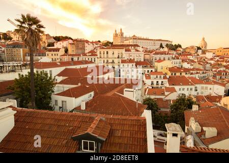 Tetti e bella architettura con la Chiesa di São Miguel nel quartiere Alfama di Lisbona, Portogallo, Europa. Foto Stock