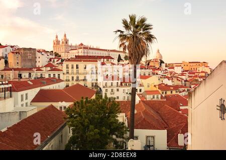 Tetti e bella architettura con la Chiesa di São Miguel nel quartiere Alfama di Lisbona, Portogallo, Europa. Foto Stock