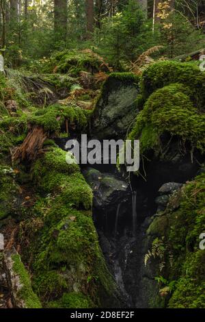 Piccola cascata vicino al torrente Utersky in una foresta profonda in autunno giorno di colore Foto Stock