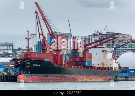 AUCKLAND, NUOVA ZELANDA - 21 ottobre 2019: Vista della nave da carico Kweilin container nei porti di Auckland Foto Stock