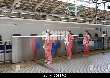 Chiyoda, Tokyo, Giappone. 27 Ott 2020. I pulitori del treno ad alta velocità del Giappone si vedono indossare maschere facciali e osservare la distanza sociale in standby su una piattaforma di arrivo. Credit: Jahee Lee/SOPA Images/ZUMA Wire/Alamy Live News Foto Stock