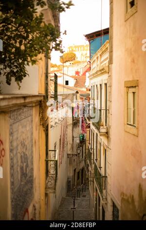 Vicoli stretti e scale nel quartiere Alfama di Lisbona, Portogallo, Europa. Foto Stock