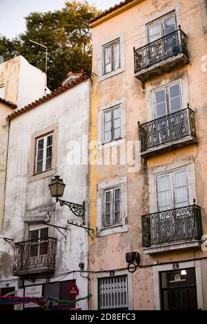 Strade strette e splendida architettura nel quartiere Alfama di Lisbona, Portogallo, Europa. Foto Stock