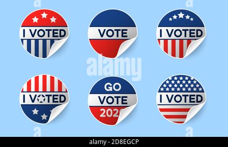 USA 2020 icone di votazione. Set di adesivi circolari realistici con ho votato una citazione in rosso e blu, stelle e strisce. Tondare le etichette delle elezioni americane con Illustrazione Vettoriale